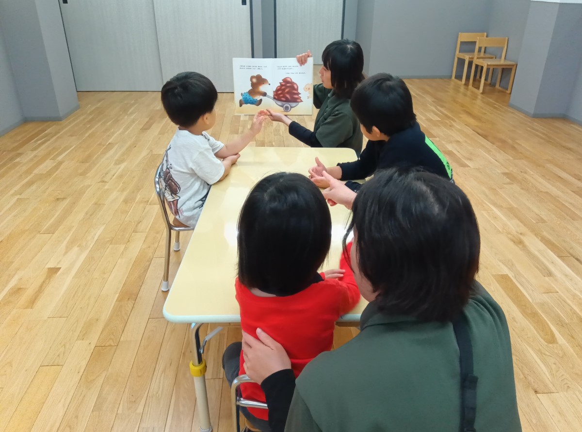 絵本の読み聞かせの様子