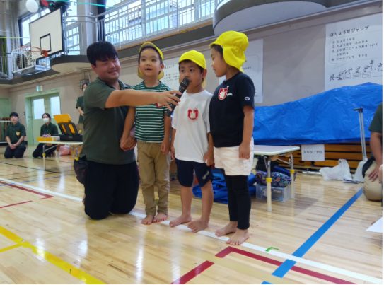 マイクを使って話す子どもたちの様子