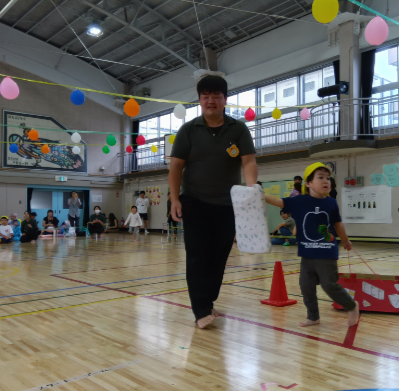 スタッフと手をつないで歩く子ども