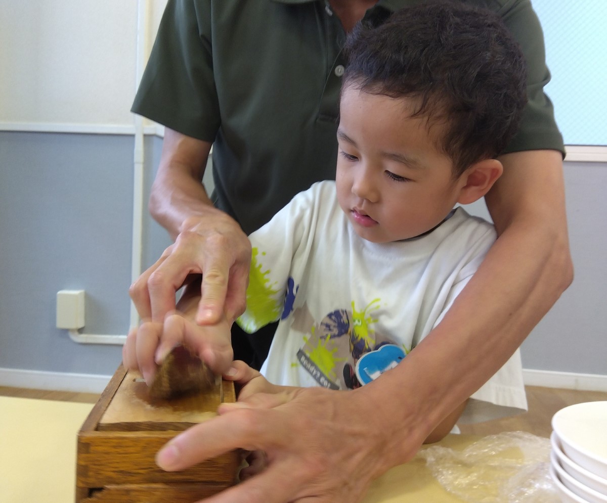 かつお節を削る子ども