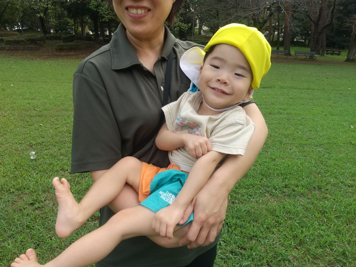 保育者にだっこされる子ども