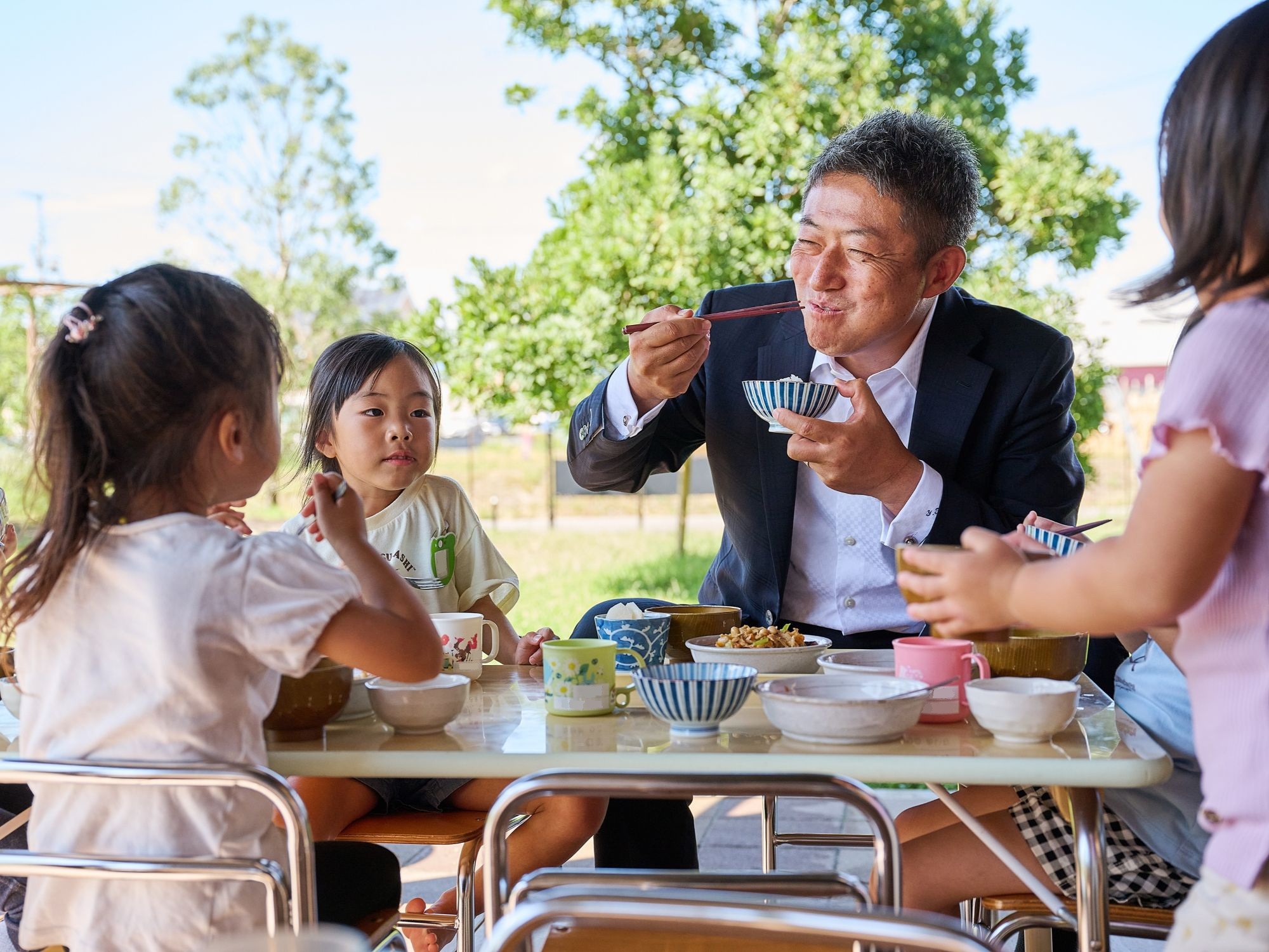 子どもたちと給食を食べる高堀代表