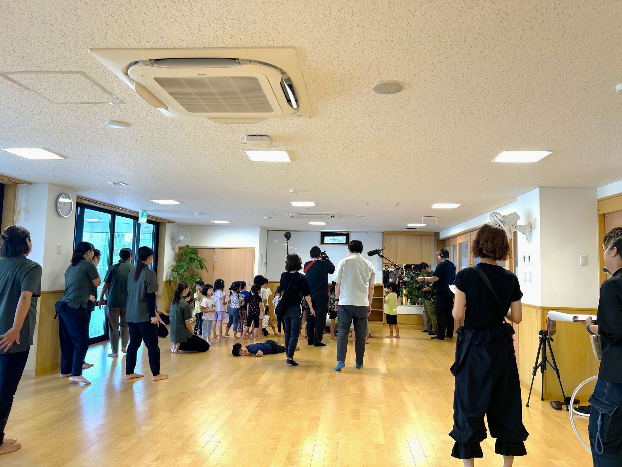 室内で撮影する様子