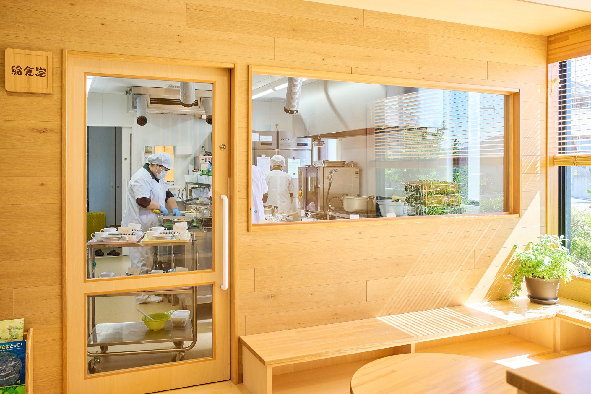 外から見た給食室の様子