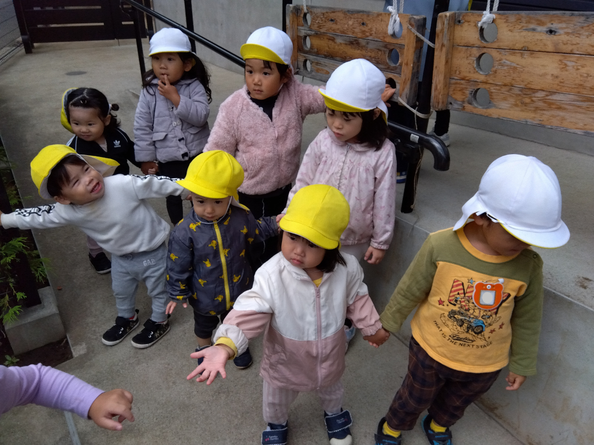 乳児と幼児で手をつなぐ様子