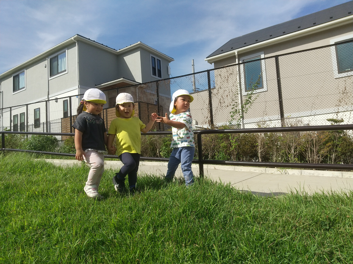 芝生を歩く子どもたち