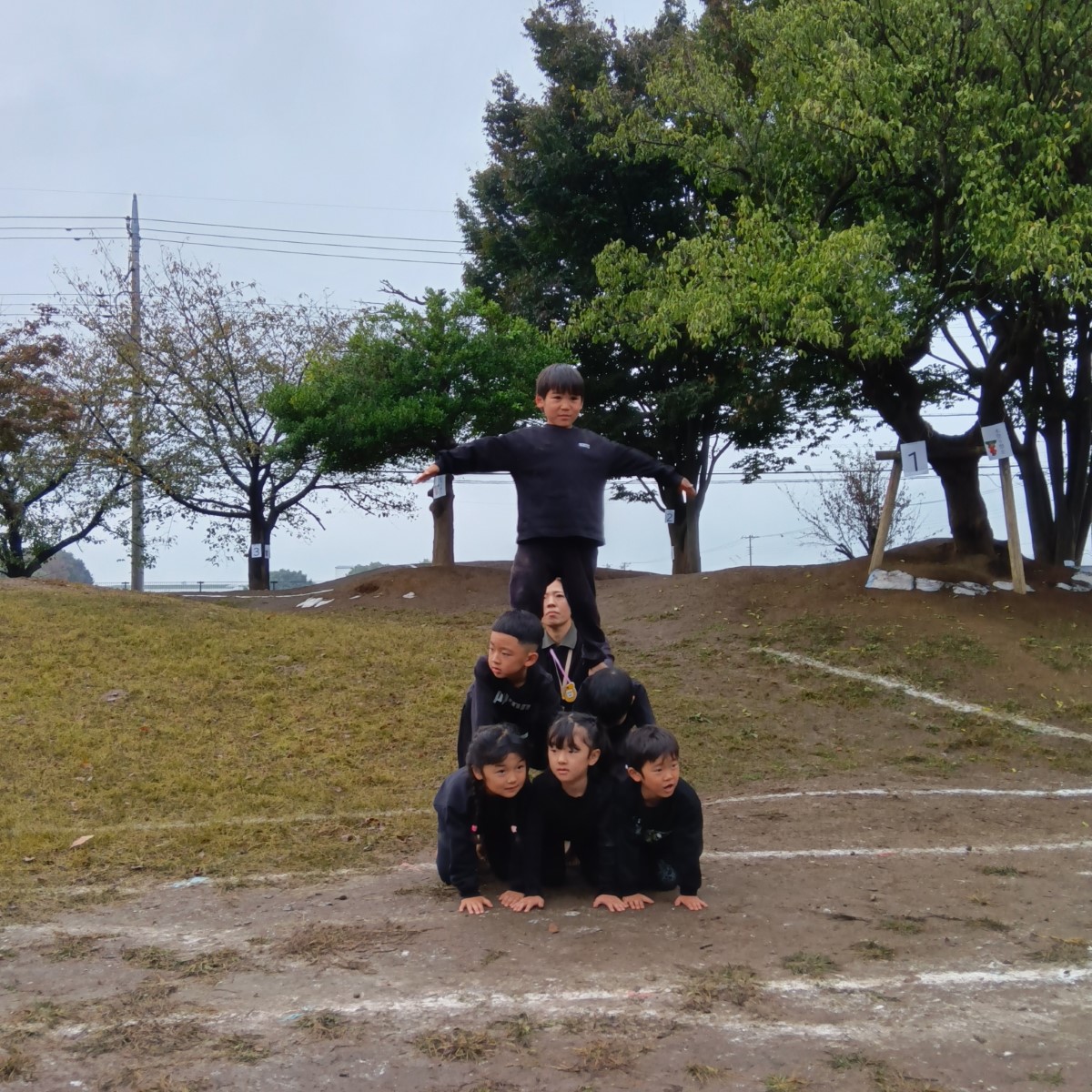 組体操のピラミッドに挑戦する子ども
