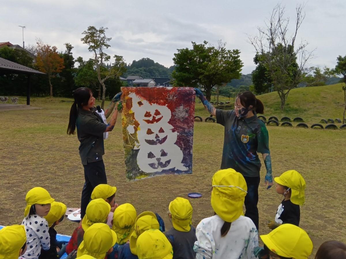 型抜きアートを見る子どもたち