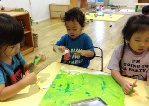 画用紙を葉っぱの形に切る子どもたち