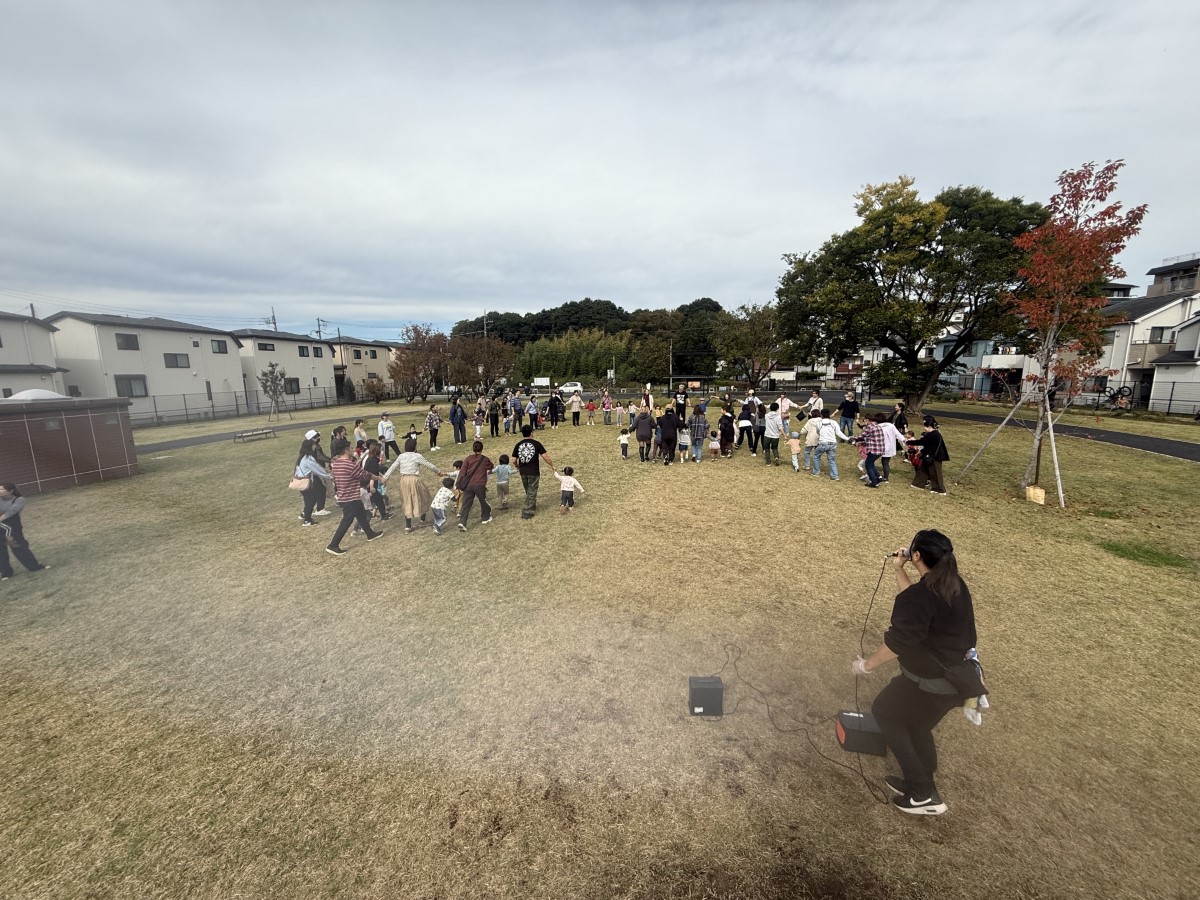 手をつないで輪になる親子