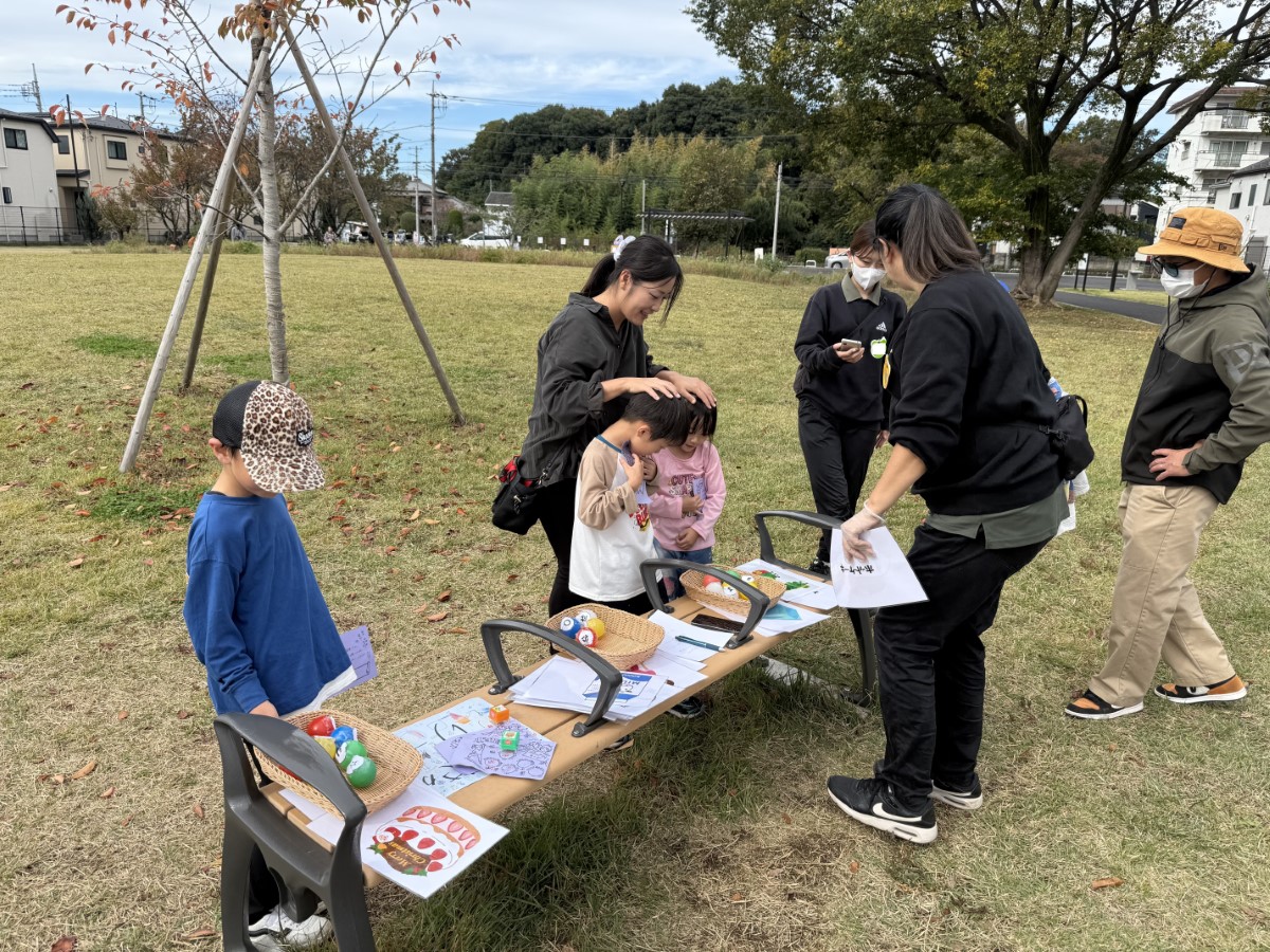 ベンチの上に置かれたボールと画用紙