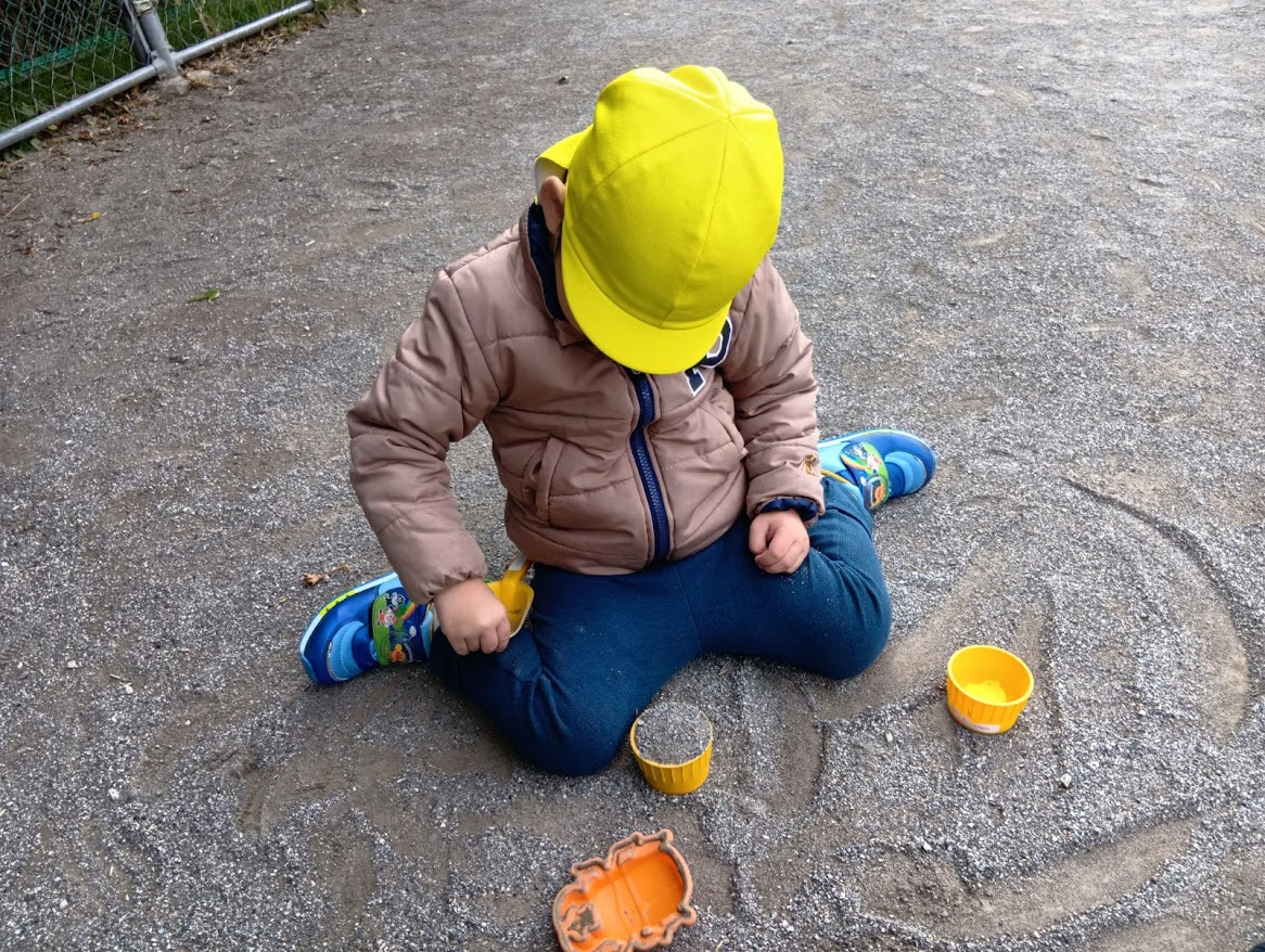公園の砂で遊ぶ子ども