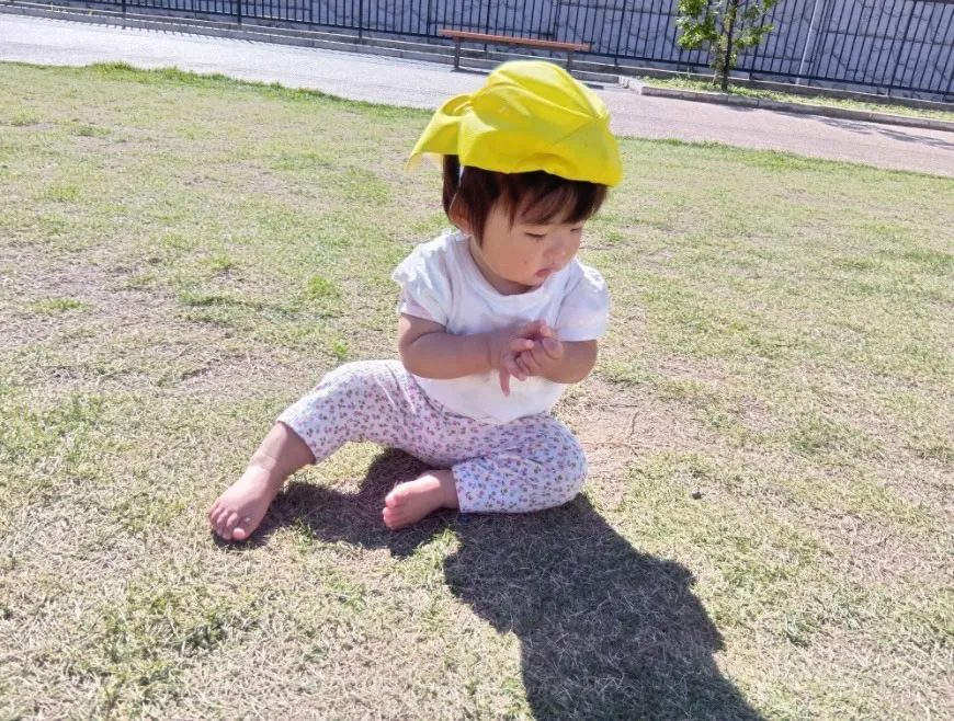芝生の上に座る子ども