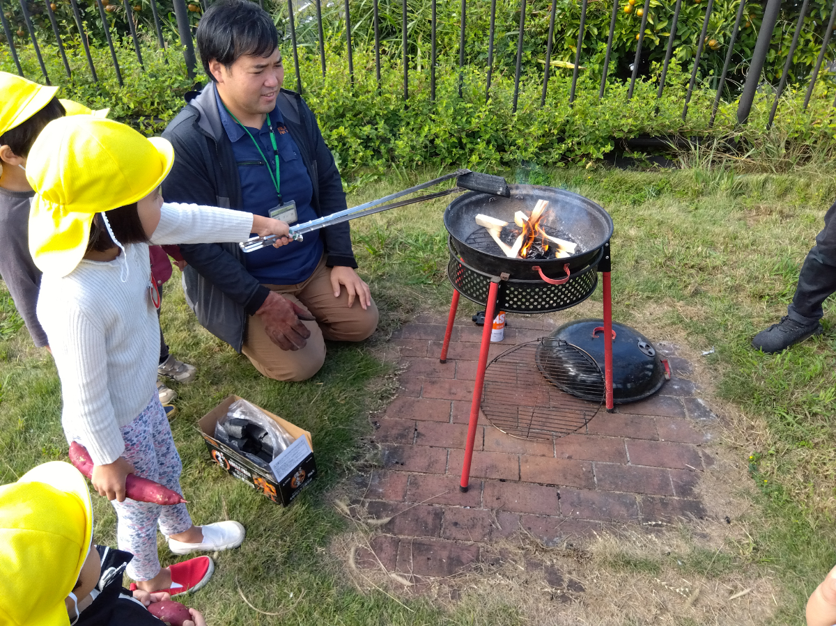 焼き芋づくりを楽しむ