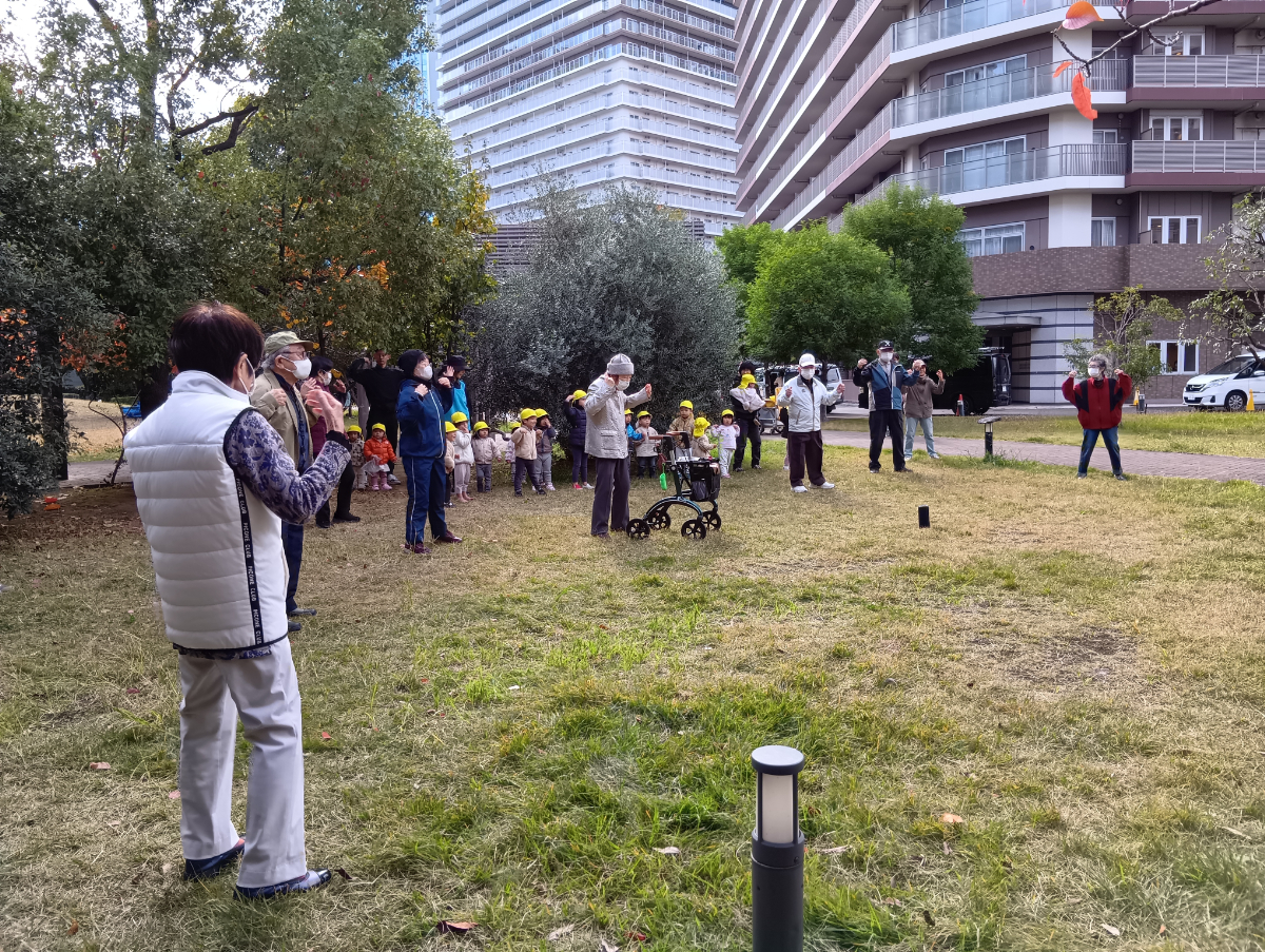 シニアの方々とラジオ体操をする