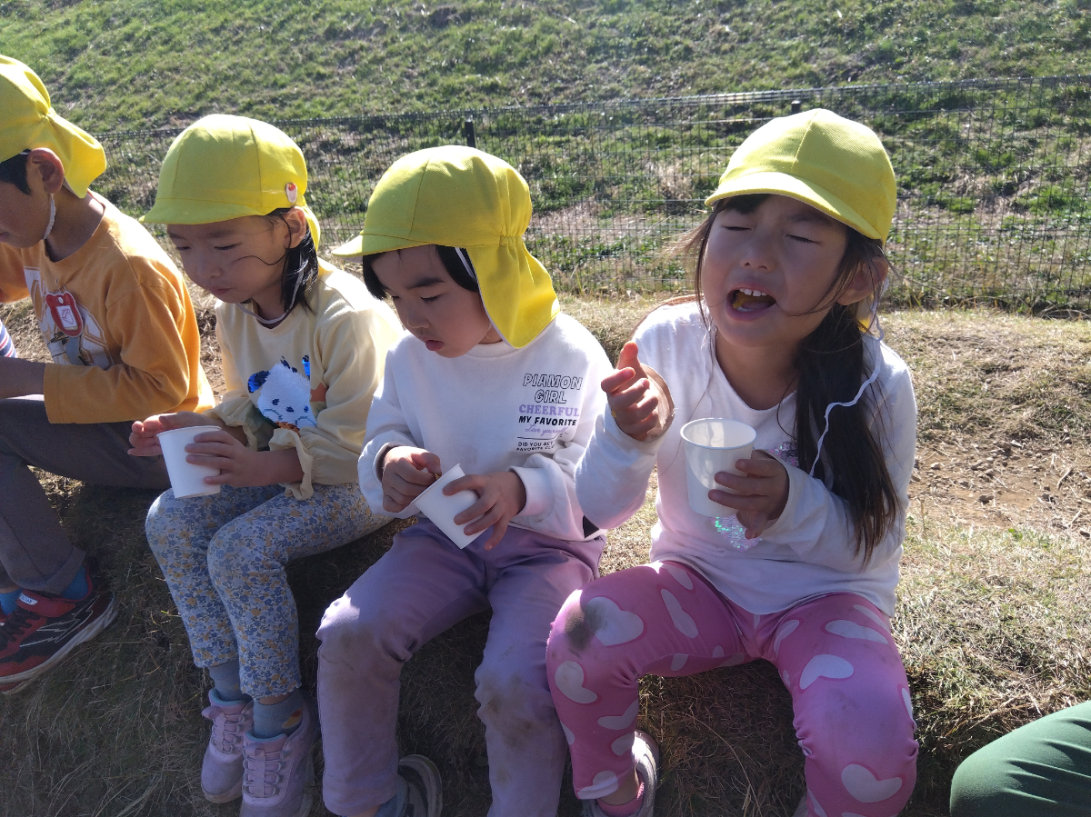 焼き芋を食べる