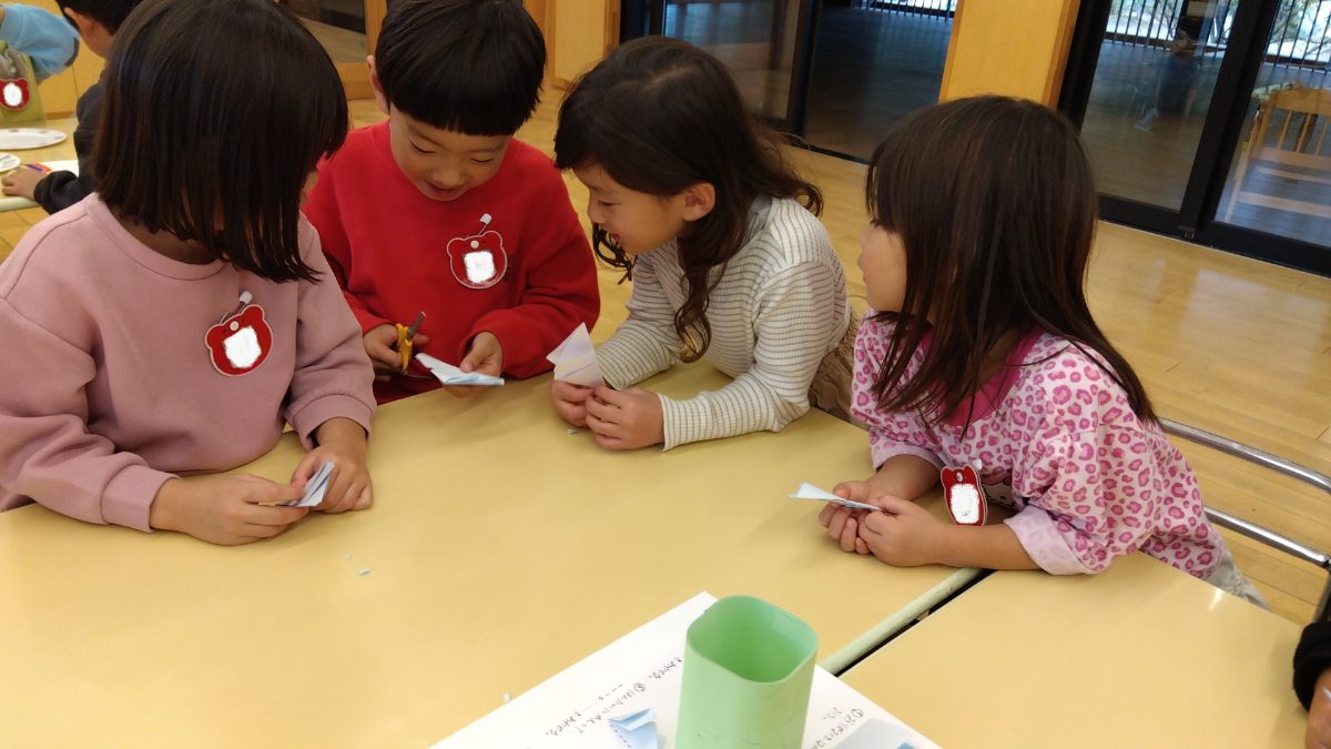 飾り切りを教え合うようす