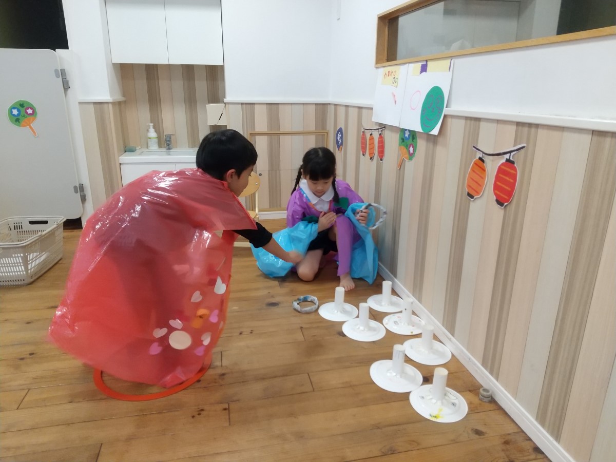 輪投げで遊ぶ子ども