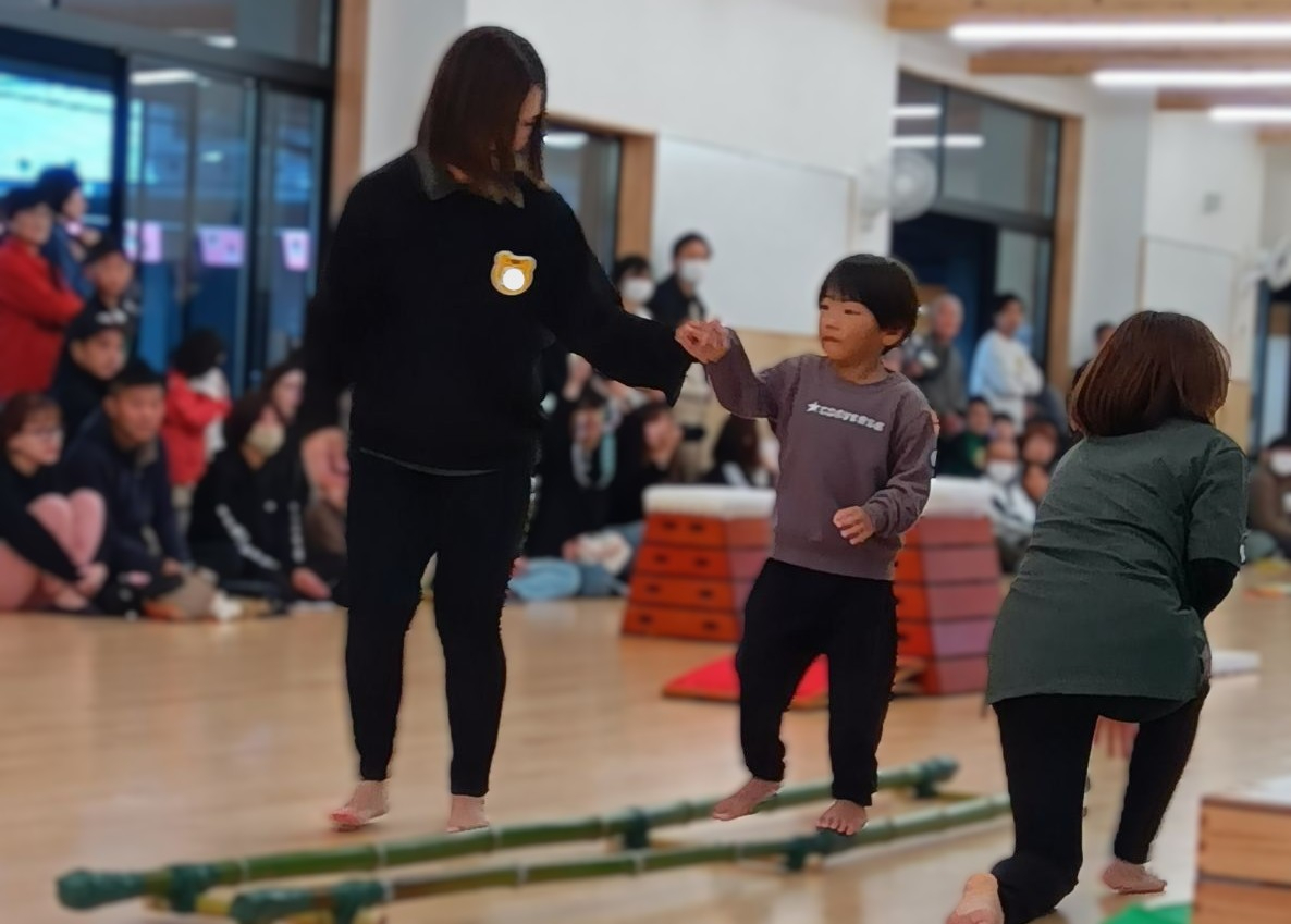 室内の運動会のようす