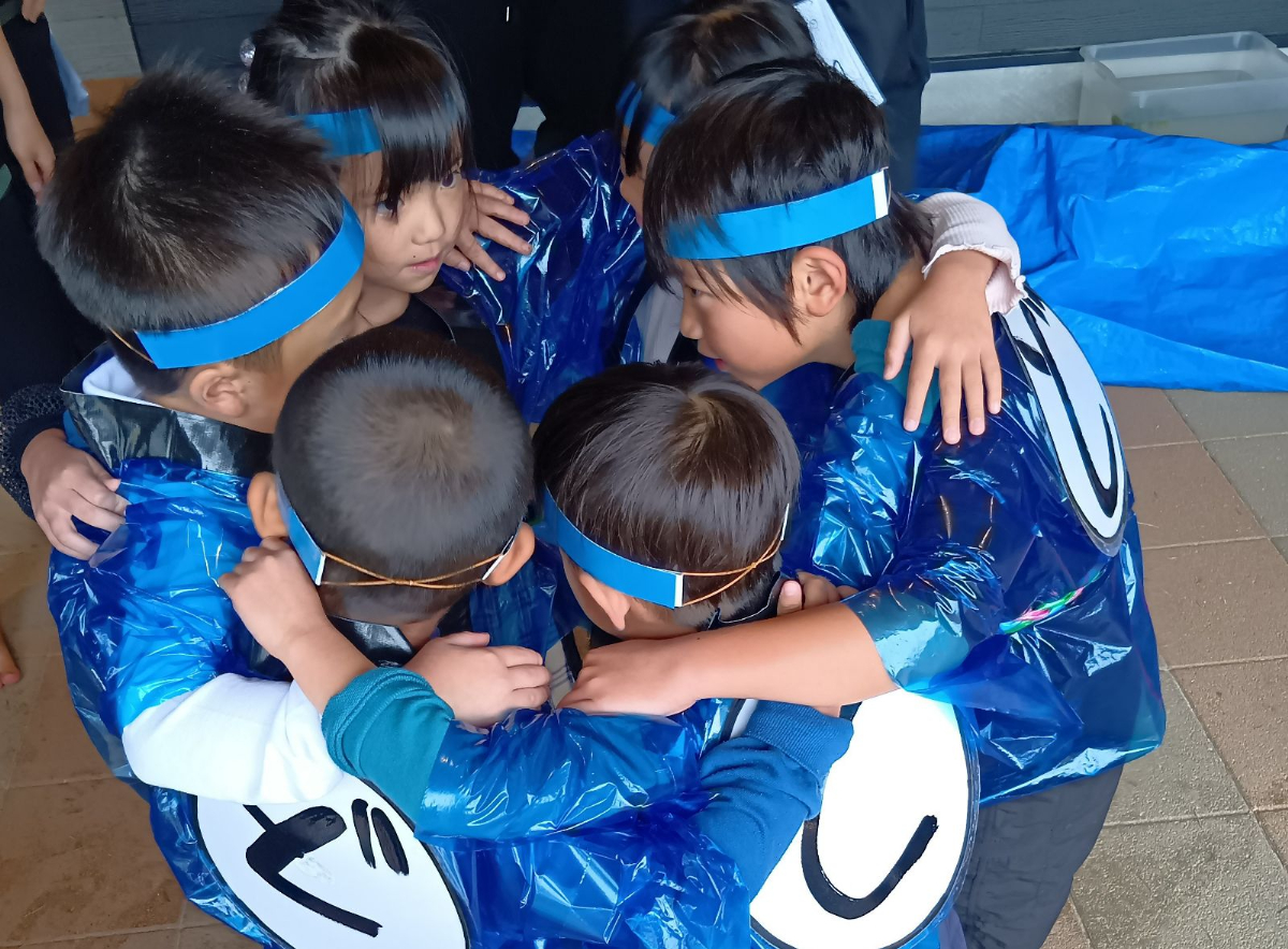 円陣を組む子どもたち