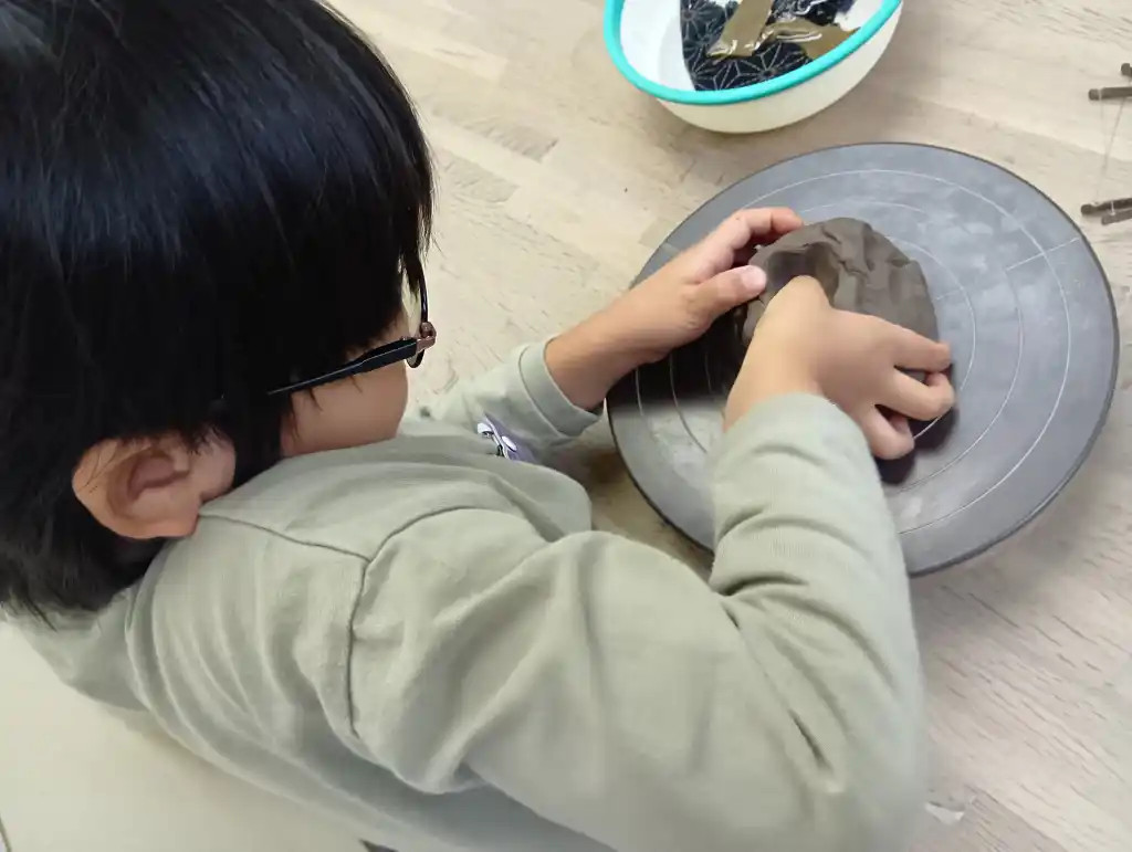 粘土の形を整える子ども