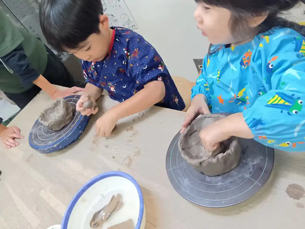 ろくろを回す子どもたち