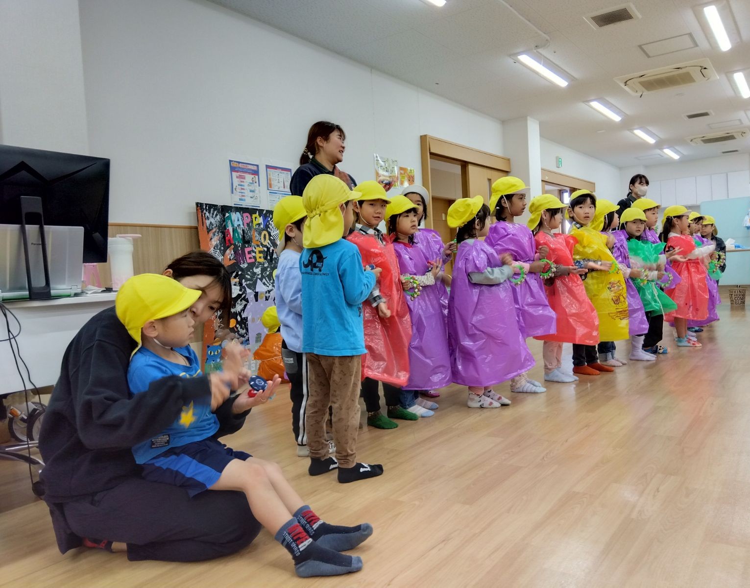 色とりどりの衣装を身にまとう子どもたち