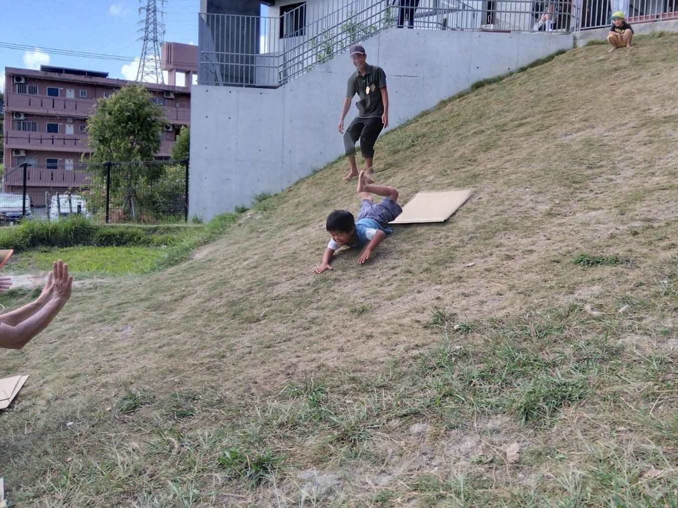 芝滑りを楽しむ子どもの様子