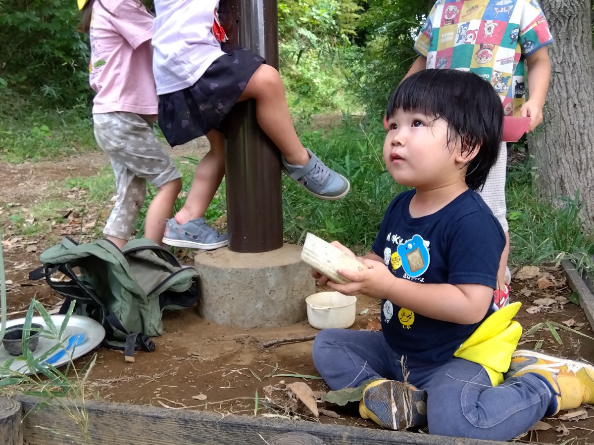 園庭で遊ぶ子どもたち