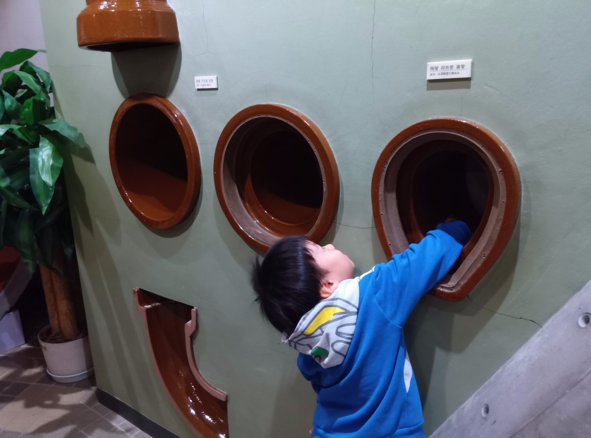 展示を楽しむ子どもの様子