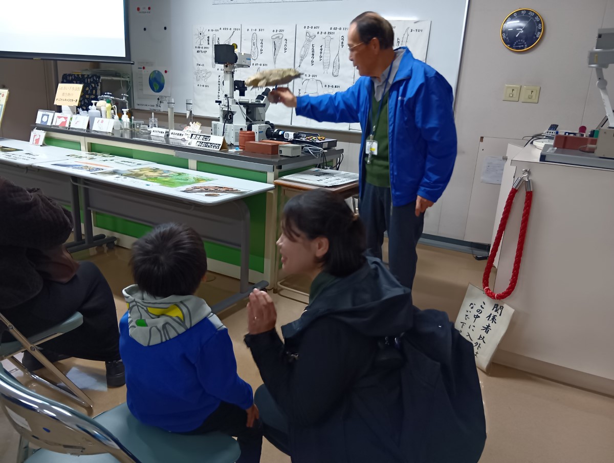 館内スタッフの方から説明を受ける子どもたち
