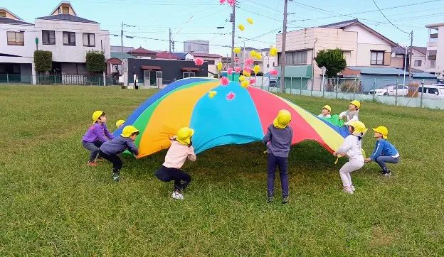 パラバルーンを行う子どもたち