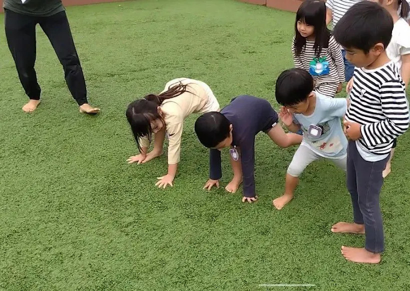 リレーでスタート直前の子どもたち