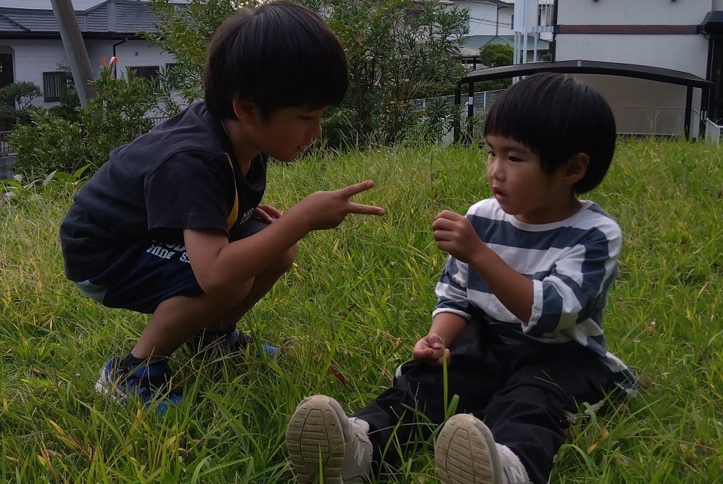 じゃんけんをする子どもたち