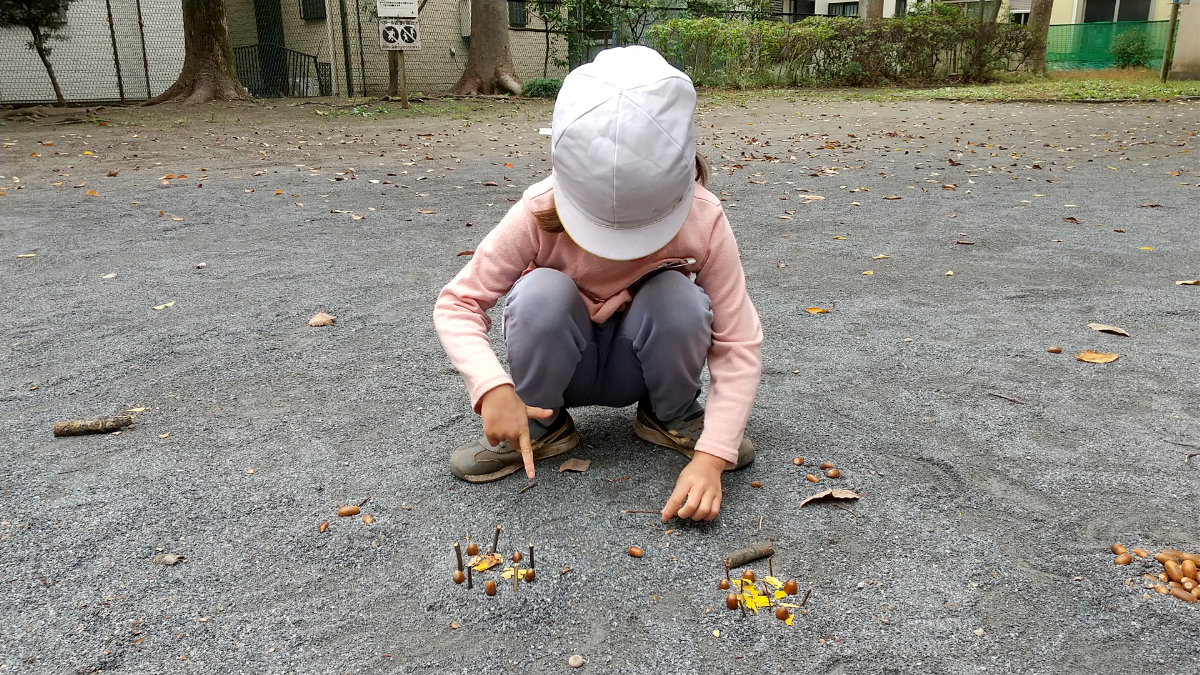 落ち葉やどんぐりを使ってものをつくる