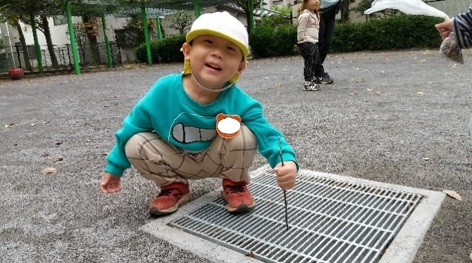 スタッフに笑顔を向ける