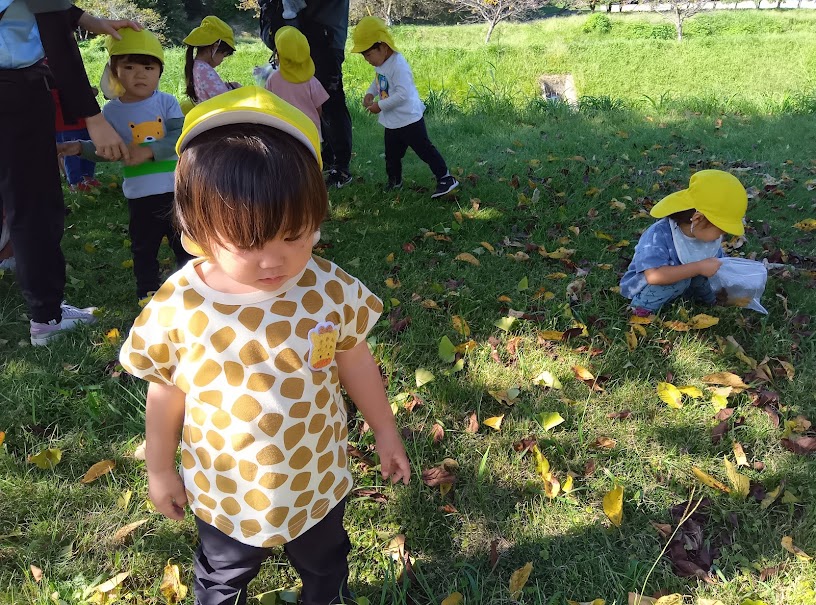 落ち葉を集めて袋に詰める子どもたち