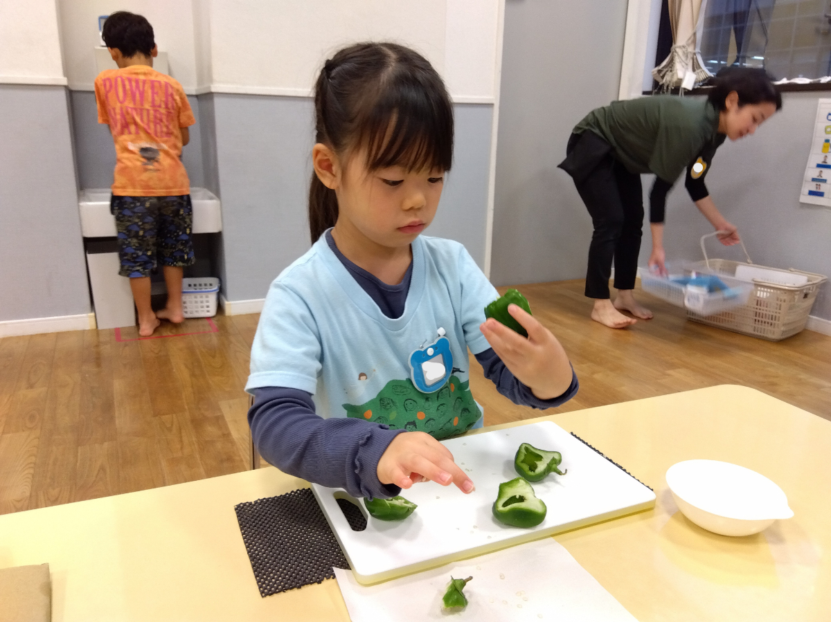 ピーマンの種を取る