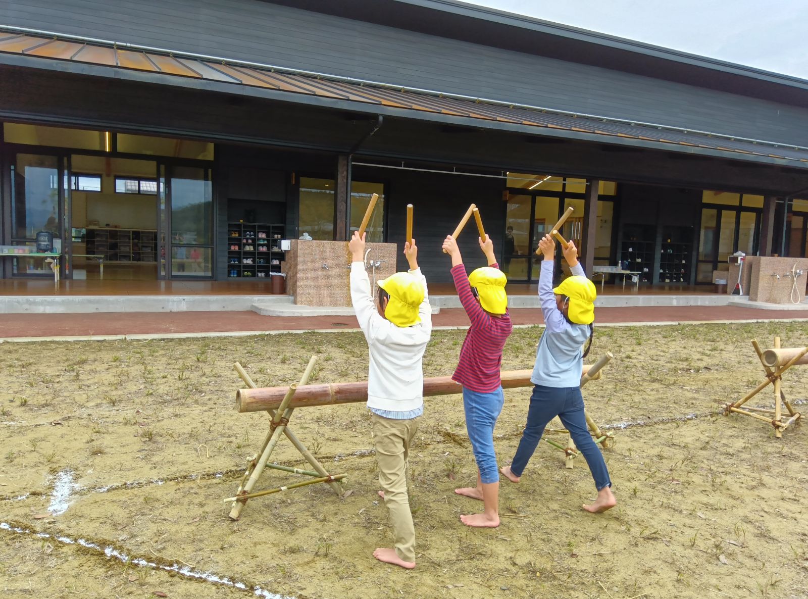 園庭で竹太鼓の演奏をする子どもたち