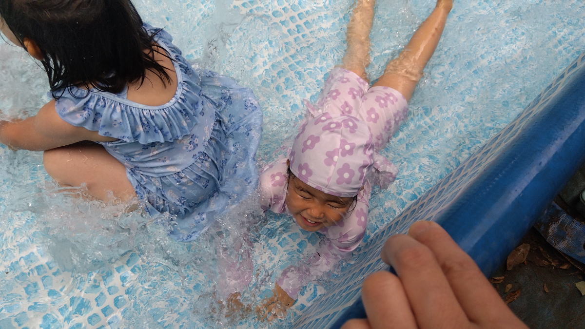 プール遊びを楽しむ子どもたち
