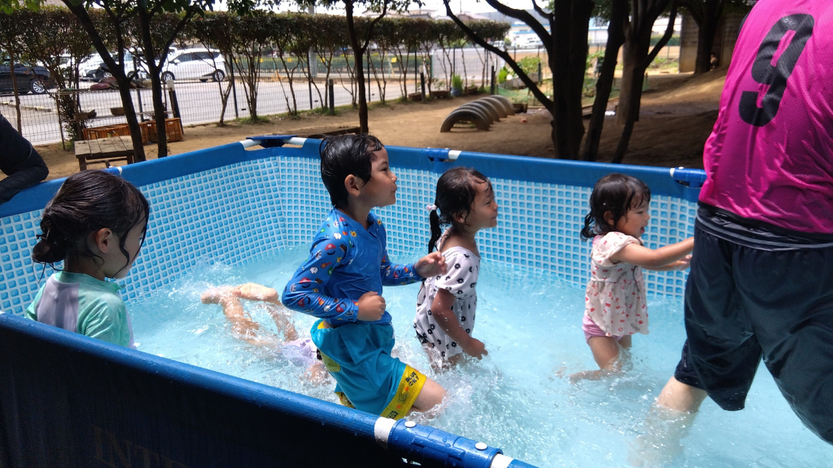 プールの中を歩く