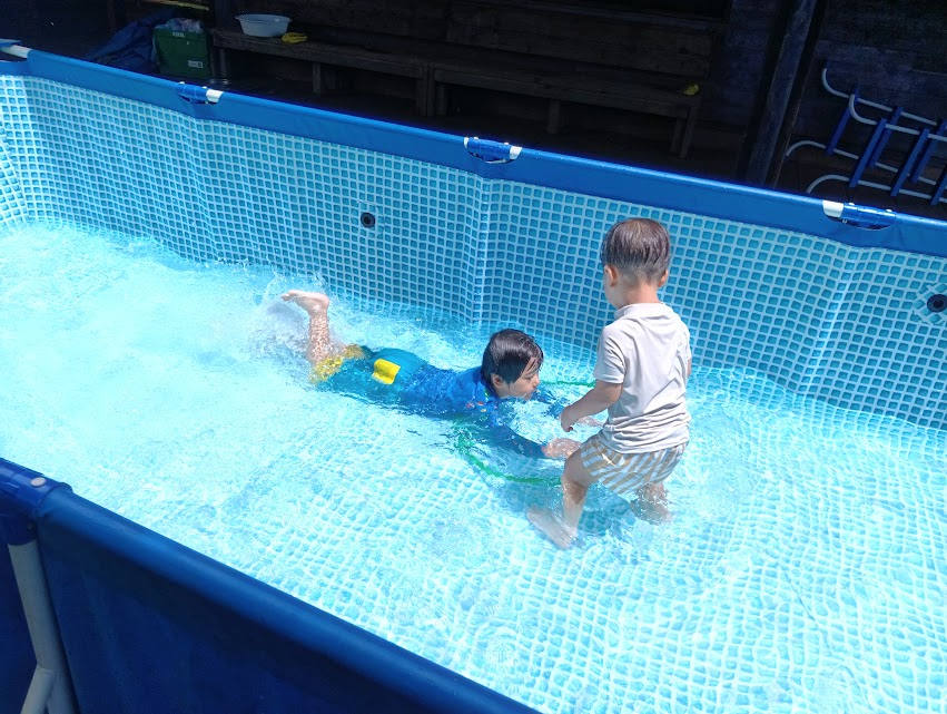 プールで泳ぐ子どもたち