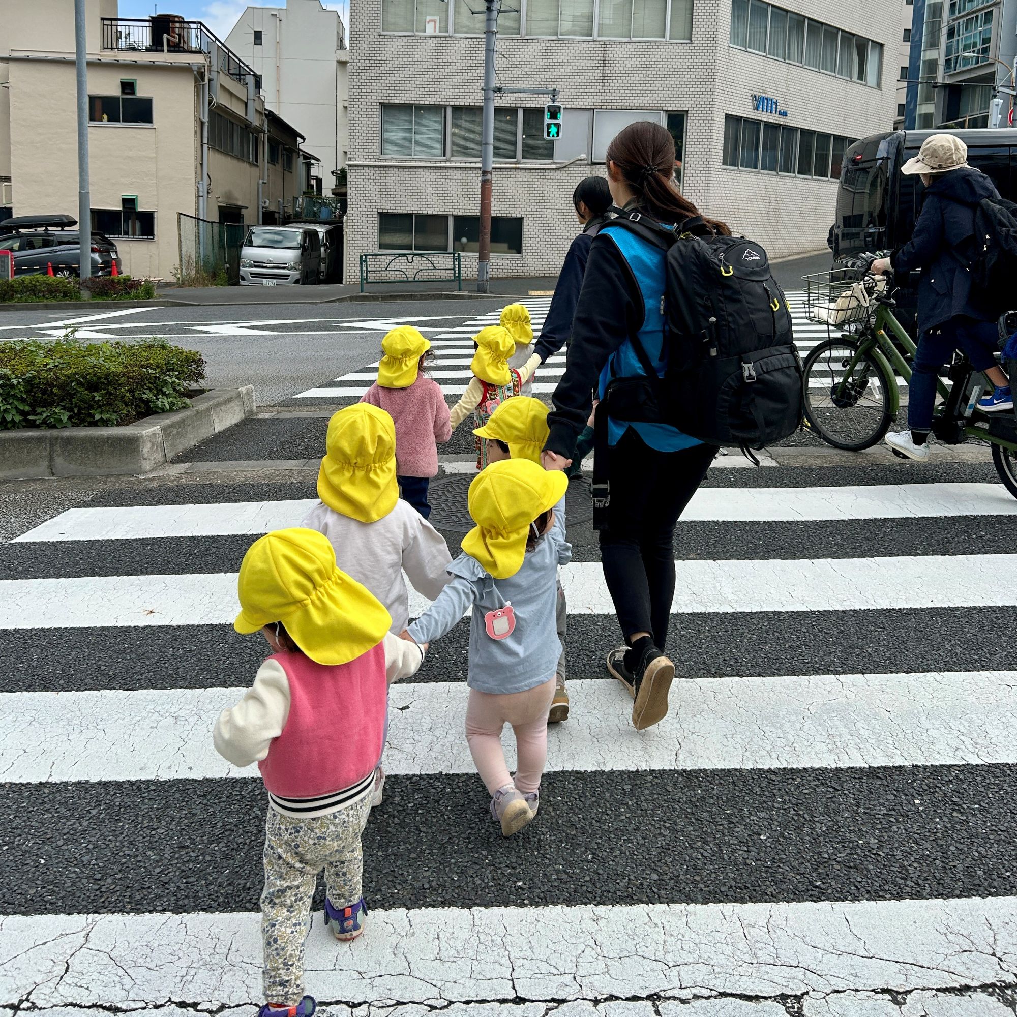 子どもとスタッフが横断歩道を渡る様子