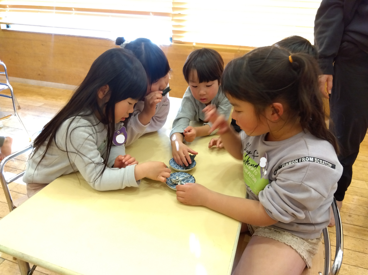 出汁が取れる素材に触れる