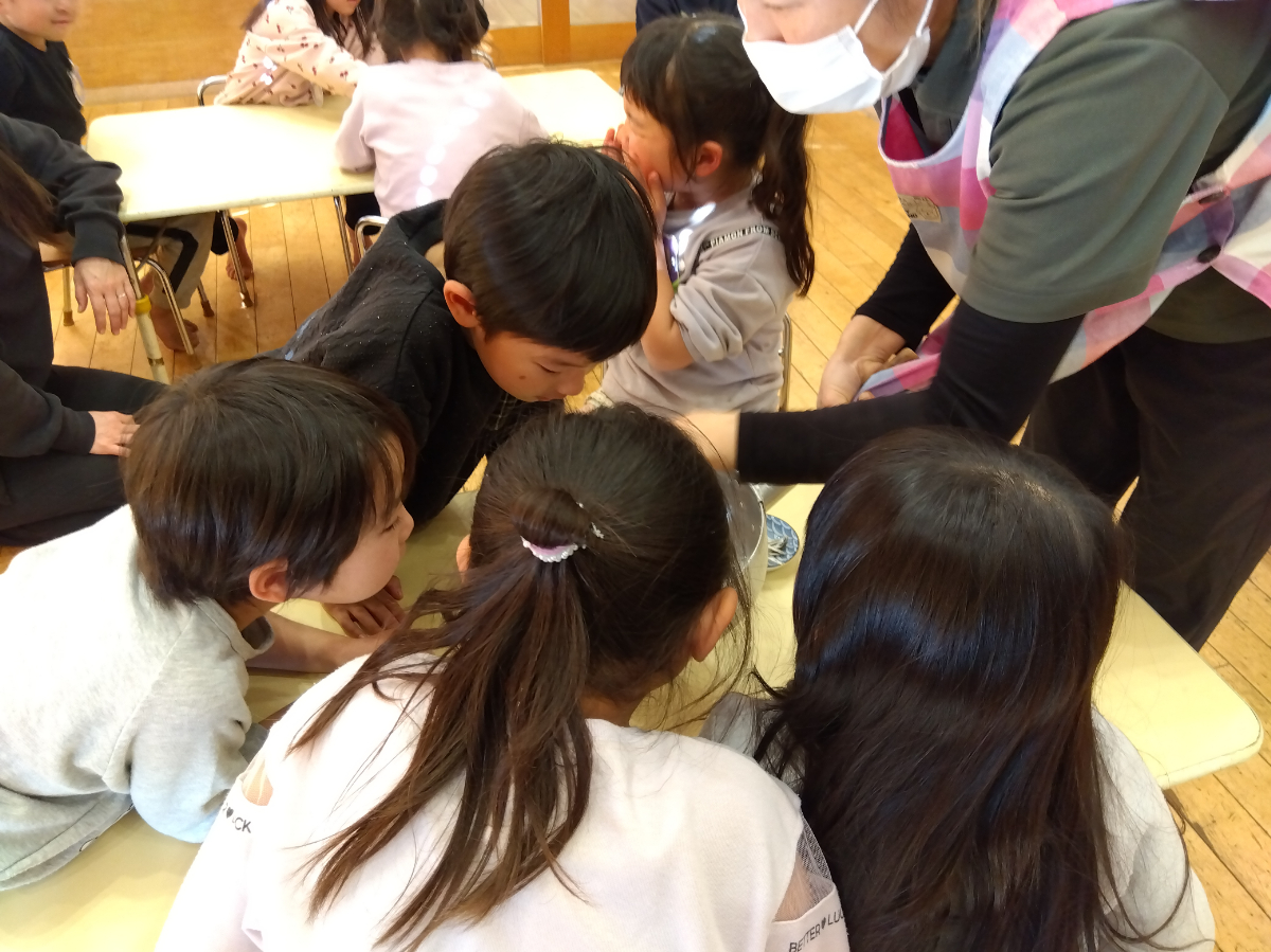 鍋から出汁の匂いを嗅ぐ