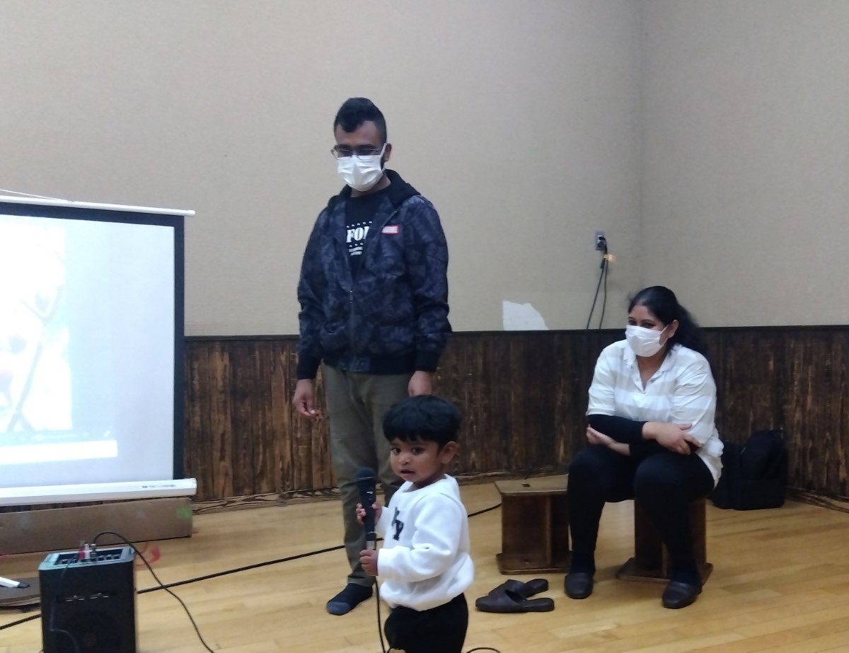 プロジェクターとマイクを使ってスリランカの説明をする様子