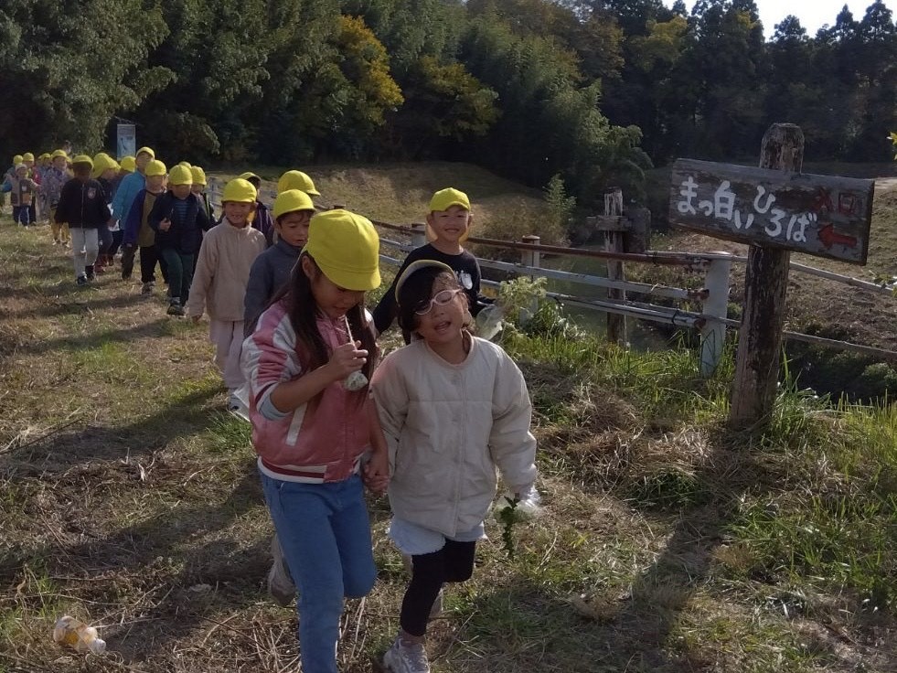 手をつなぎ歩く子どもたち