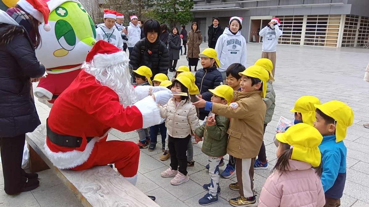 サンタクロースからプレゼントをもらう子どもたち