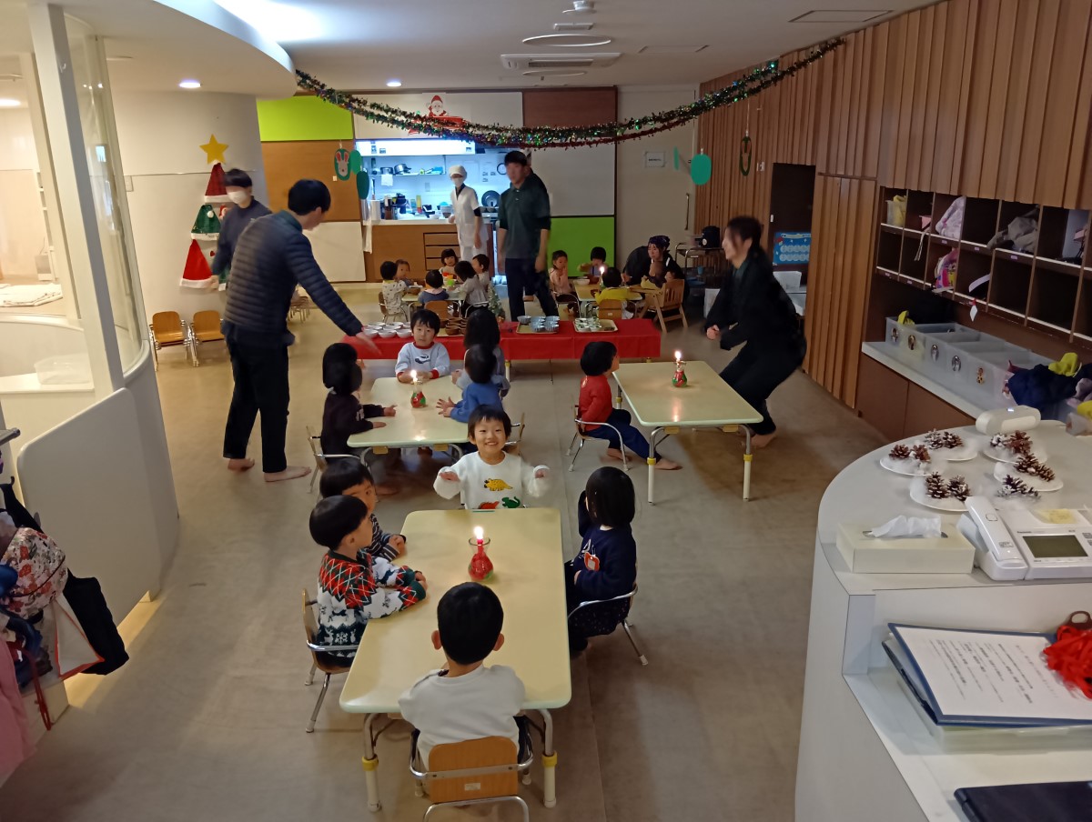 室内でキャンドルを灯す子どもたち