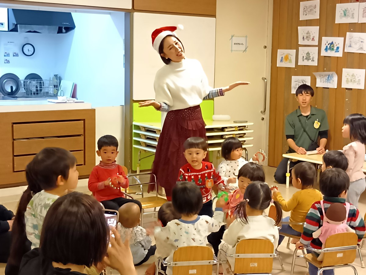 子どもたちの前で歌う保護者の方